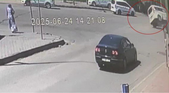 Otomobil ile kamyonetin çarpıştığı kaza güvenlik kamerasına yansıdı