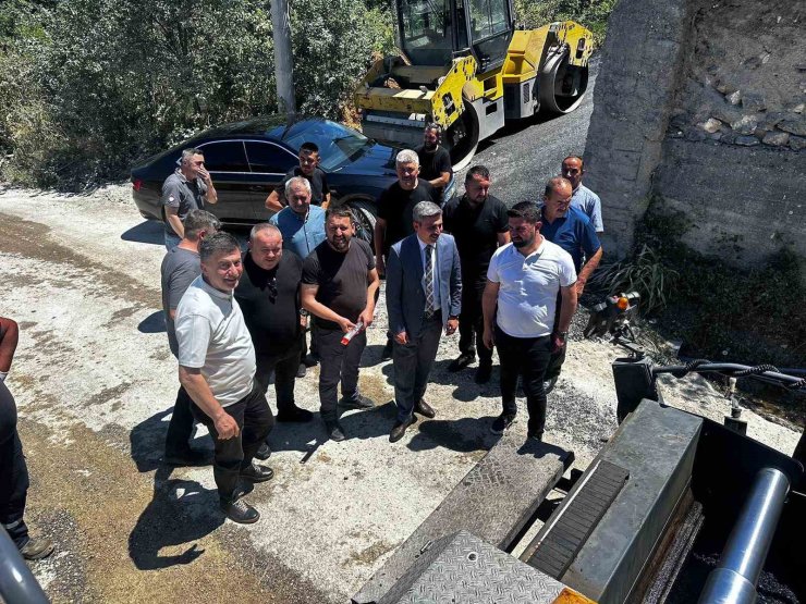 Köylerde sıcak asfalt çalışmaları sürüyor