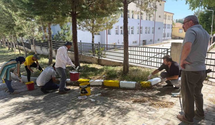 Hisarcık’ta fedakar öğretmenler okul bahçesini güzelleştirdi