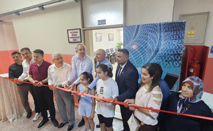 Alaşehir’de Veli Özkan Bilişim Teknolojileri Sınıfı açıldı