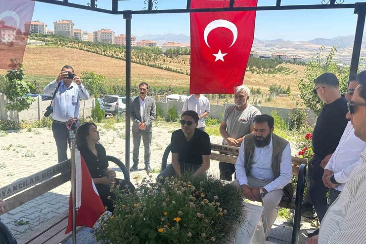 Kaymakam Dilekli’den duygusal veda: Şehit Yusuf Ataş’ın mezarı başında helallik aldı