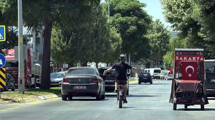 Müziğe kendini kaptırdı: Hem kendi hem de diğer sürücülerin canını tehlikeye attı