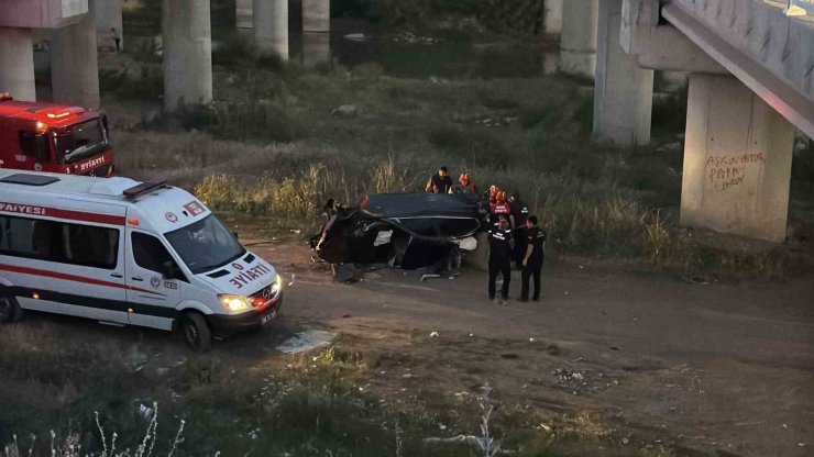 Kontrolden çıkan otomobil Kızılırmak’a uçtu: 2 kişi yaralandı