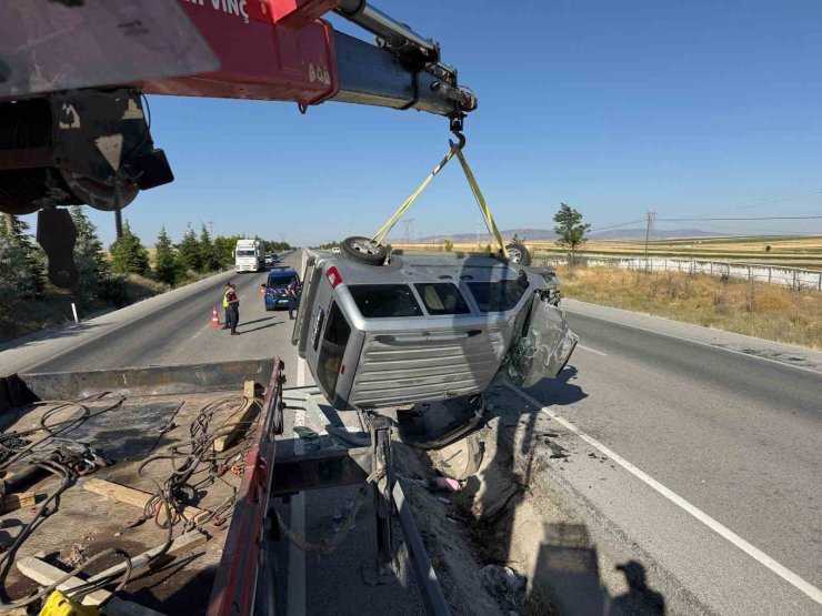 Refüje devrilen hafif ticari araçta 2 kişi yaralandı