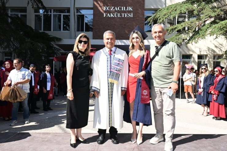 Anadolu Üniversitesi’nde mezuniyet coşkusu fakültelerde de sürdü