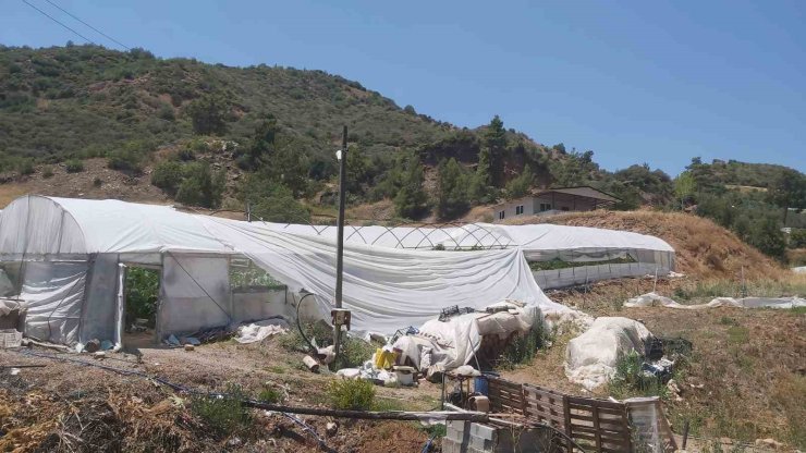 Kumluca’da aniden başlayan hortum seralara zarar verdi