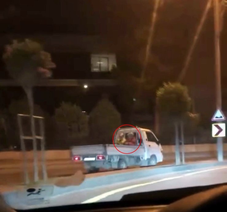 Şehrin göbeğinde "pes" dedirten kural ihlali: Kasasında yolcu taşıyarak ters şeritten ilerledi