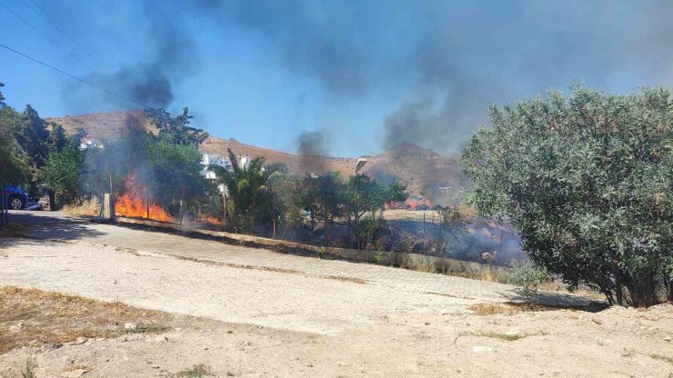 Bodrum’da otluk alanda çıkan yangın site sakinlerini korkuttu