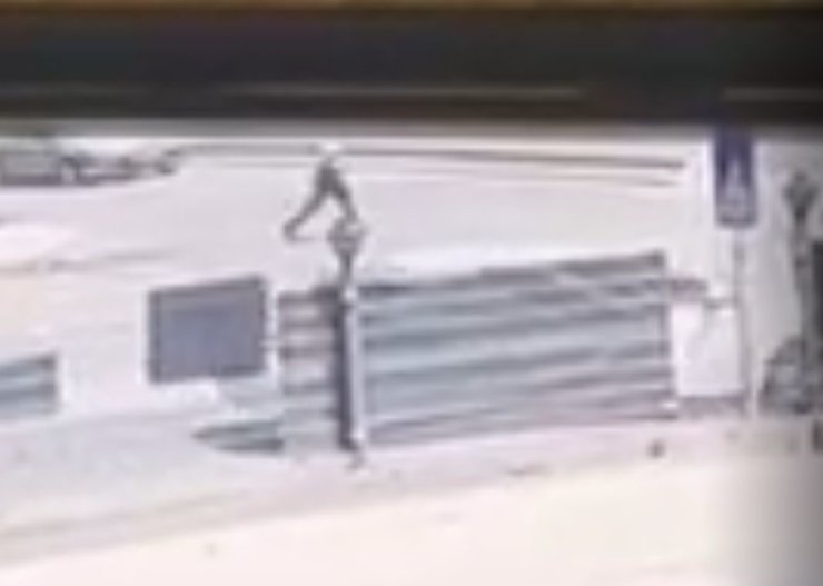 Aniden yola çıkan yaşlı adama otomobil çarptı