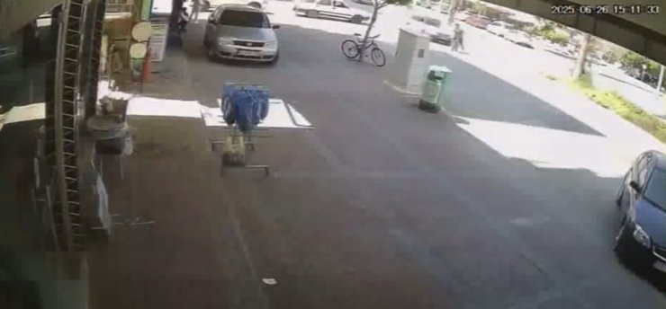 Aniden yola fırlayan bisikletli karşısında sürücünün son anda ki tepkisi kameraya yansıdı