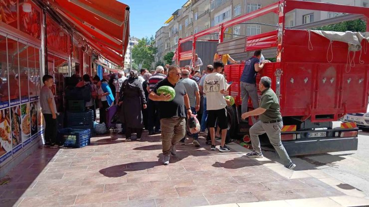 Hayırsever esnaftan vatandaşa 19 ton karpuz ikramı