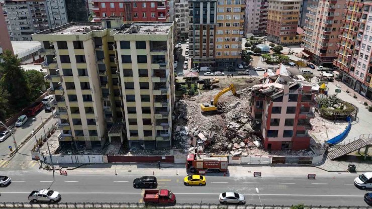 Rize’deki riskli 2 binanın yıkımı sürüyor