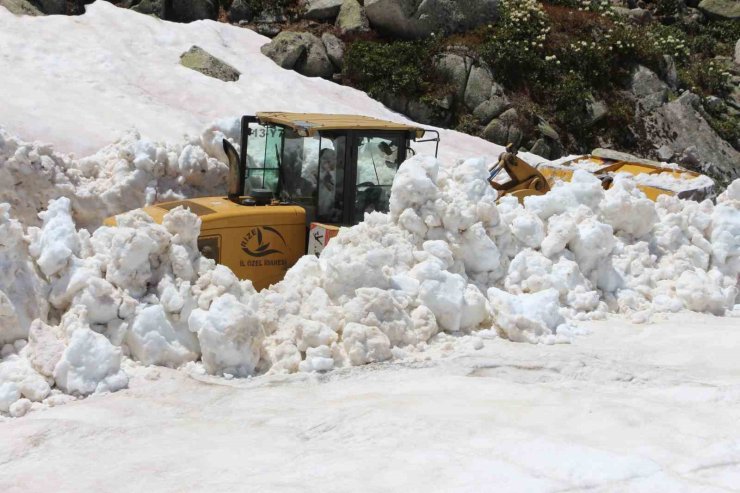 Rize yaylalarında hummalı kar temizliği