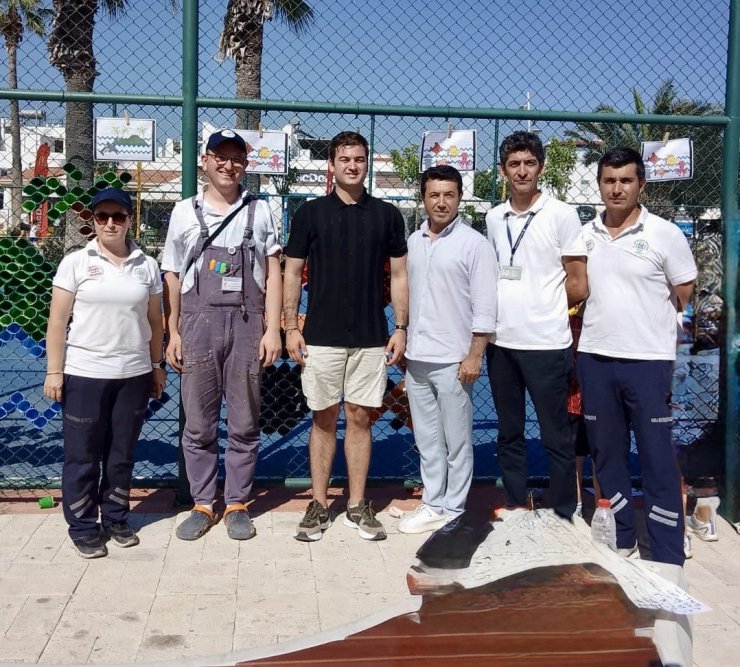 Bodrum’da çocuklar 4 bin bardakla yaza sanatla ’Merhaba’ dedi