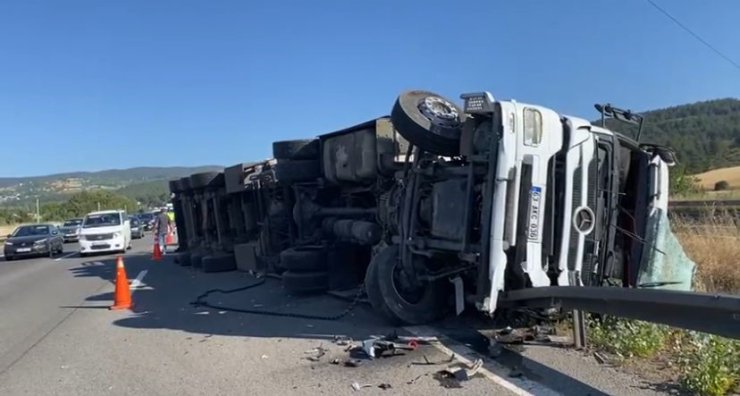 TEM Otoyolu’nda devrilen tırın dorsesindeki hurdalar yola saçıldı: 1 yaralı