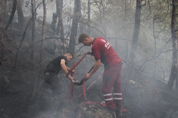 Bolu’daki orman yangını sürüyor: Ekipler ve köylüler seferber oldu