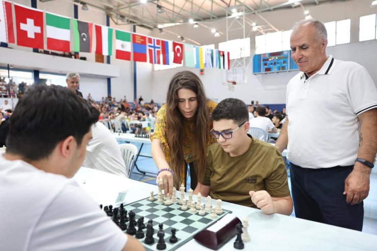 Çeşme’deki Yıldırım Turnuvası’nın açılış hamlesi Lal Denizli’den