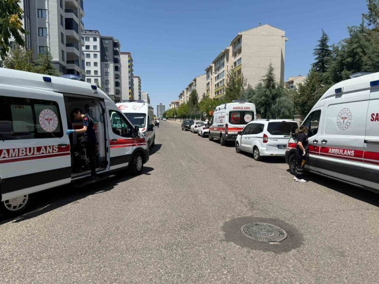 Diyarbakır’da bir apartmanda yangın çıktı. Olay yerine çok sayıda itfaiye, sağlık ve polis ekibi sevk edilirken, apartmanda mahsur kalanların olduğu öğrenildi.