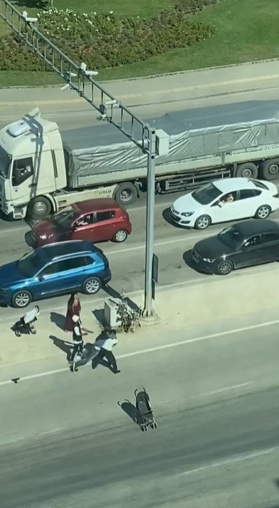 Dilencilerin kavşakta mıntıka kavgası...Cezaları kesildi