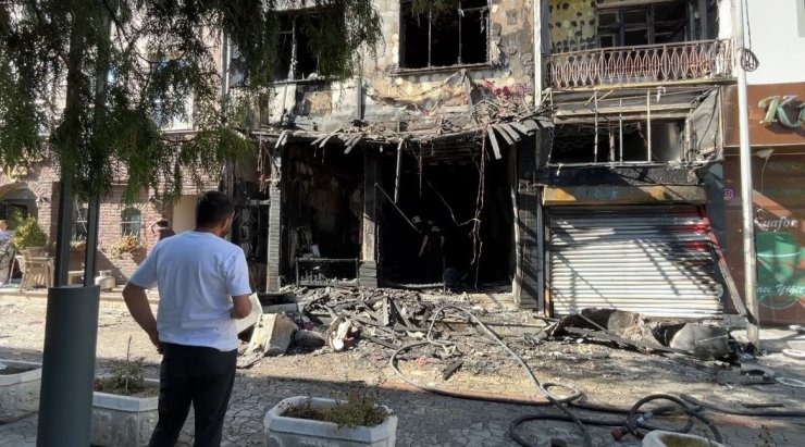 Kafede çıkan yangında bina harabeye döndü