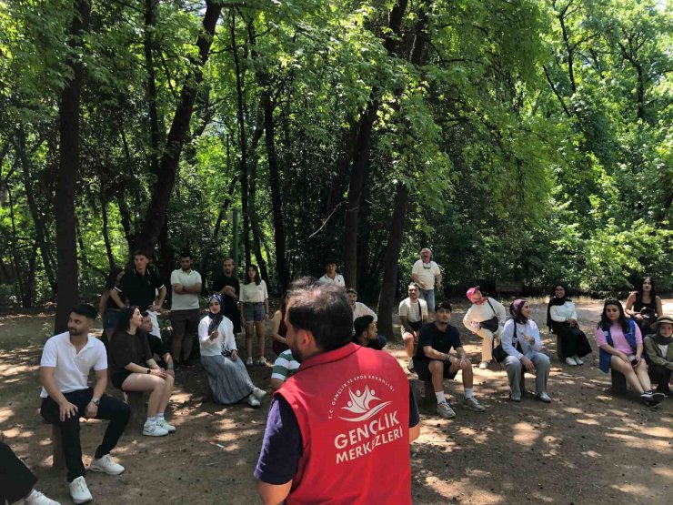 Muğla’da gönüllü gençler doğayı keşfetti, çevre temizliği yaptı
