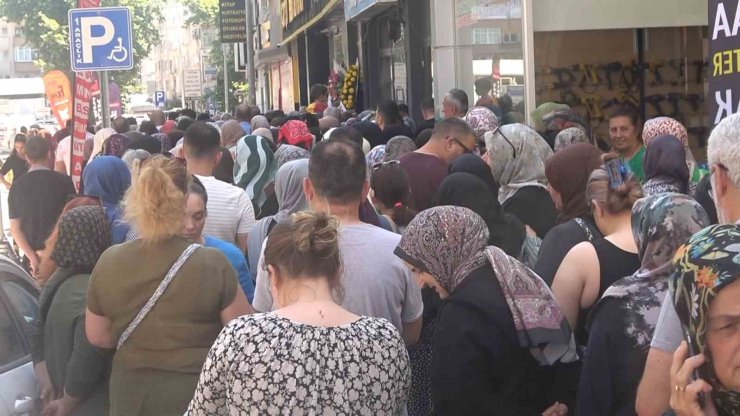 Yalova’da mağaza açılışında indirim izdihamı