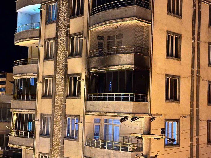 Apartmanda çıkan yangın paniğe neden oldu