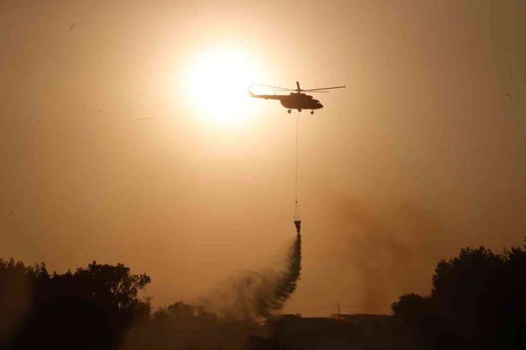 Antalya’da iki noktada çıkan yangında alevlerle burun buruna geldiler