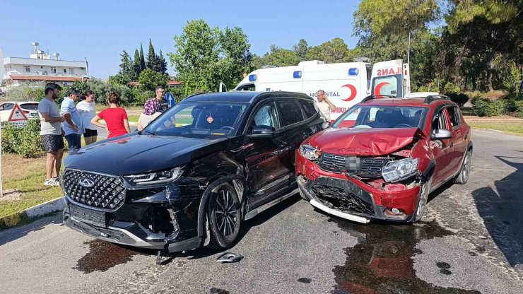 Antalya’da iki otomobil çarpıştı: 7 yaralı