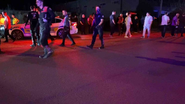 Bursa’da park halindeki araçlara çarpıp kaçtı, geri döndüğünde araç sahiplerinin saldırısına uğradı