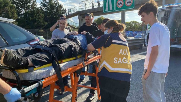 D-100’de otomobil bariyerlere çarptı