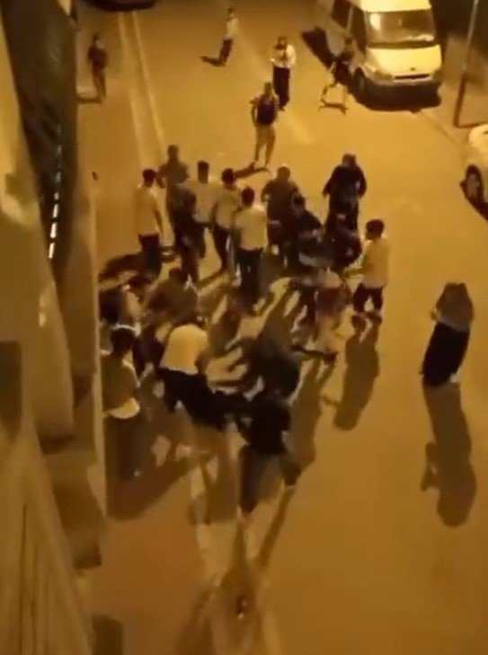 Esenyurt’ta iki aile arasında laf atma tartışması kavgaya dönüştü: O anlar cep telefonu kamerasında