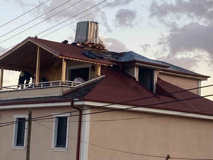 Çatı tamiri sırasında çıkan yangın korkuttu