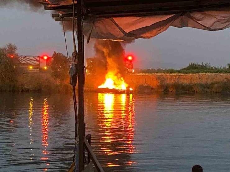 Manavgat Irmağı’nda fiber balıkçı teknesi alev alev yandı