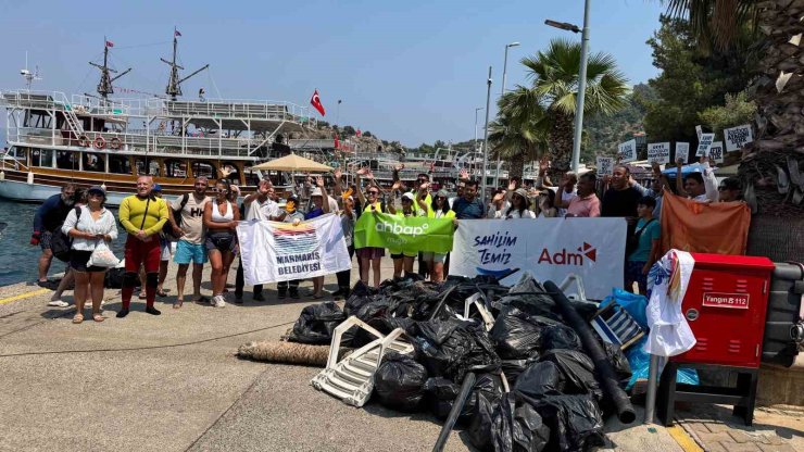 Marmaris koylarında çevre temizliği sürüyor