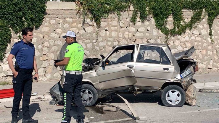 Karaman’da önce solladığı kamyonete sonra da aydınlatma direğine çarpan aracın sürücüsü yaralandı