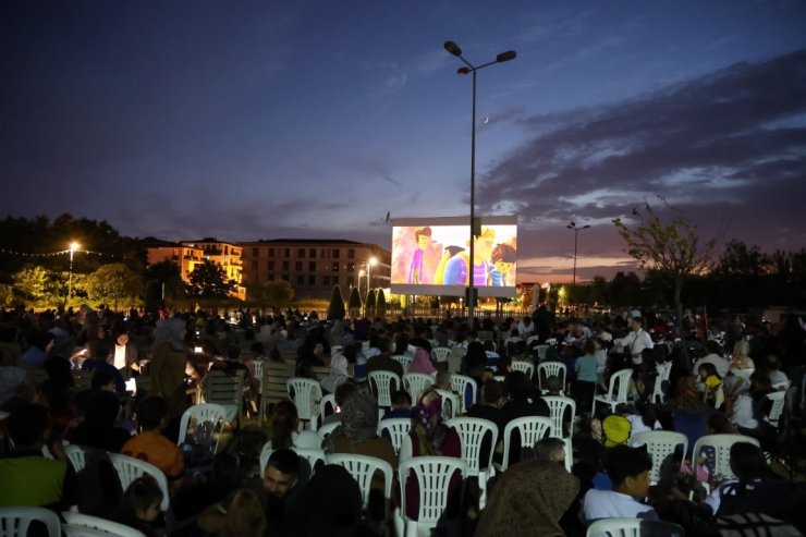 Kartepe’de açık hava sinema keyfi başladı