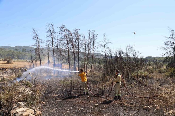 Alevler ormana sıçramadan söndürüldü