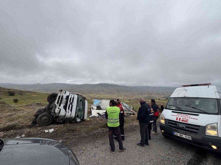 Yoldan çıkan meyve yüklü tır devrildi, sürücüsü yaralandı