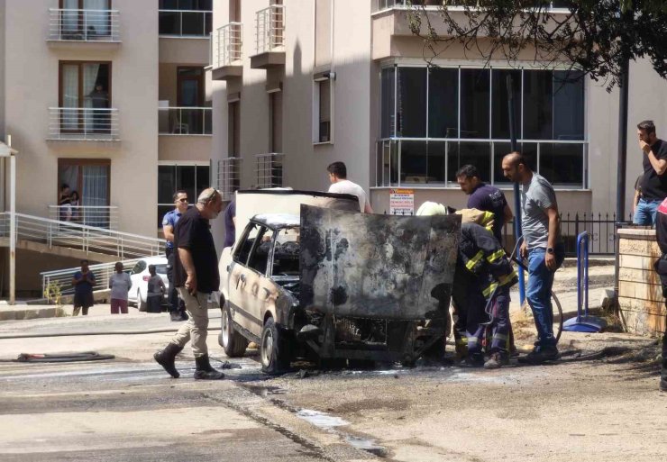 Bakkala gitmek için indi, aracı alevlere teslim oldu