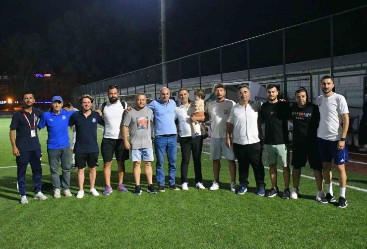 Yunusemre’nin U17’leri İzmir’de şampiyon oldu
