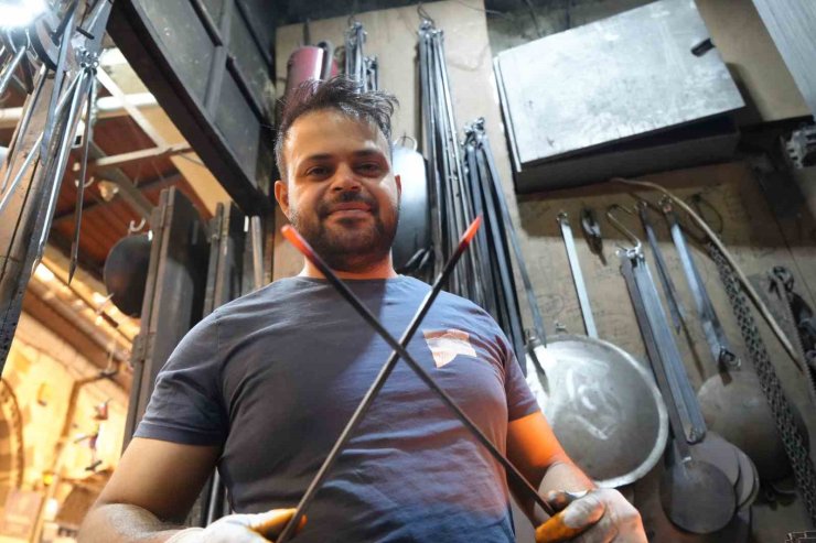 Üniversite okumasına rağmen dedesinin mesleğinden vazgeçmedi