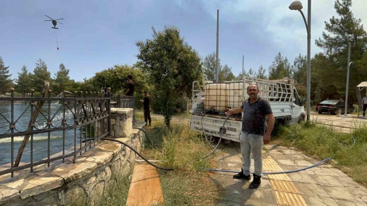 Vatandaşlar, 45 kilometreden yangınla mücadeleye traktörlerle su taşıyorlar