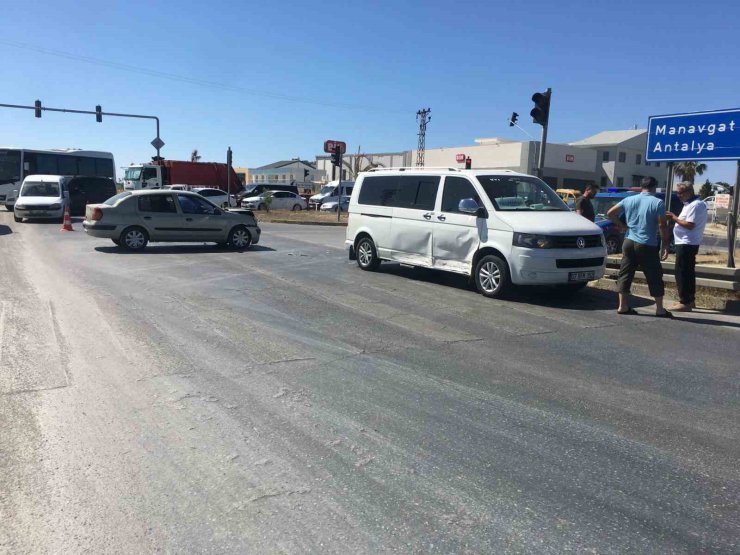 Tur aracı ile otomobil çarpıştı: 2 çocuk yaralandı