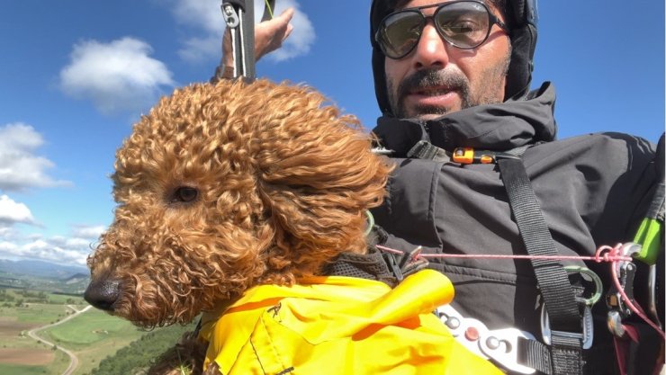Toby isimli köpek paraşütle atlayıp 330 metrede uçuş deneyimi yaşadı