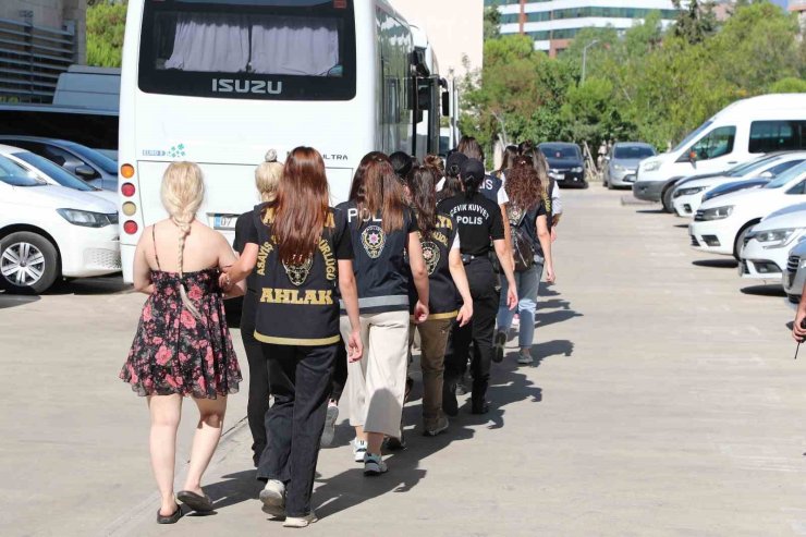 Fuhuş bahanesiyle çağırdıkları kişileri gasp ettiler