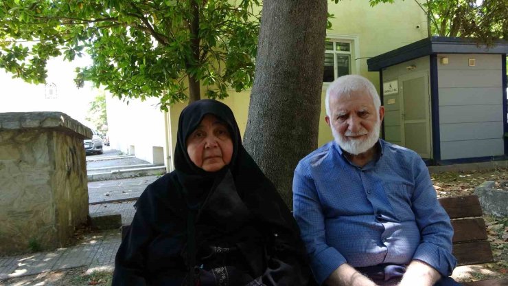 Kızı ve damadıyla ortak aldıkları evden atılan yaşlı çift, günlerini cami avlusunda geçiriyor