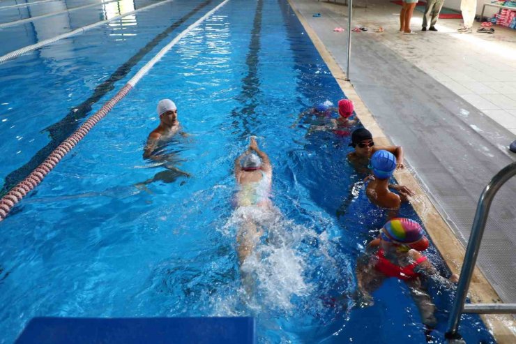 Bodrum Belediyesi’nin ücretsiz yüzme kursları başladı