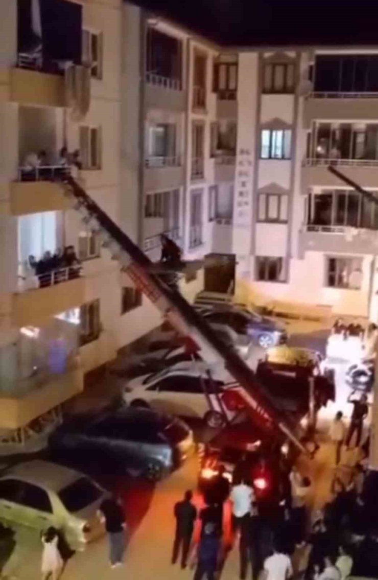 Dayak geleneğinden kaçan damat için yük asansörüyle eve girdiler