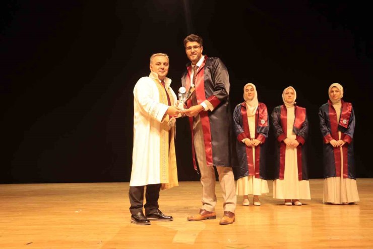 ERÜ İlahiyat Fakültesi’nde mezuniyet heyecanı